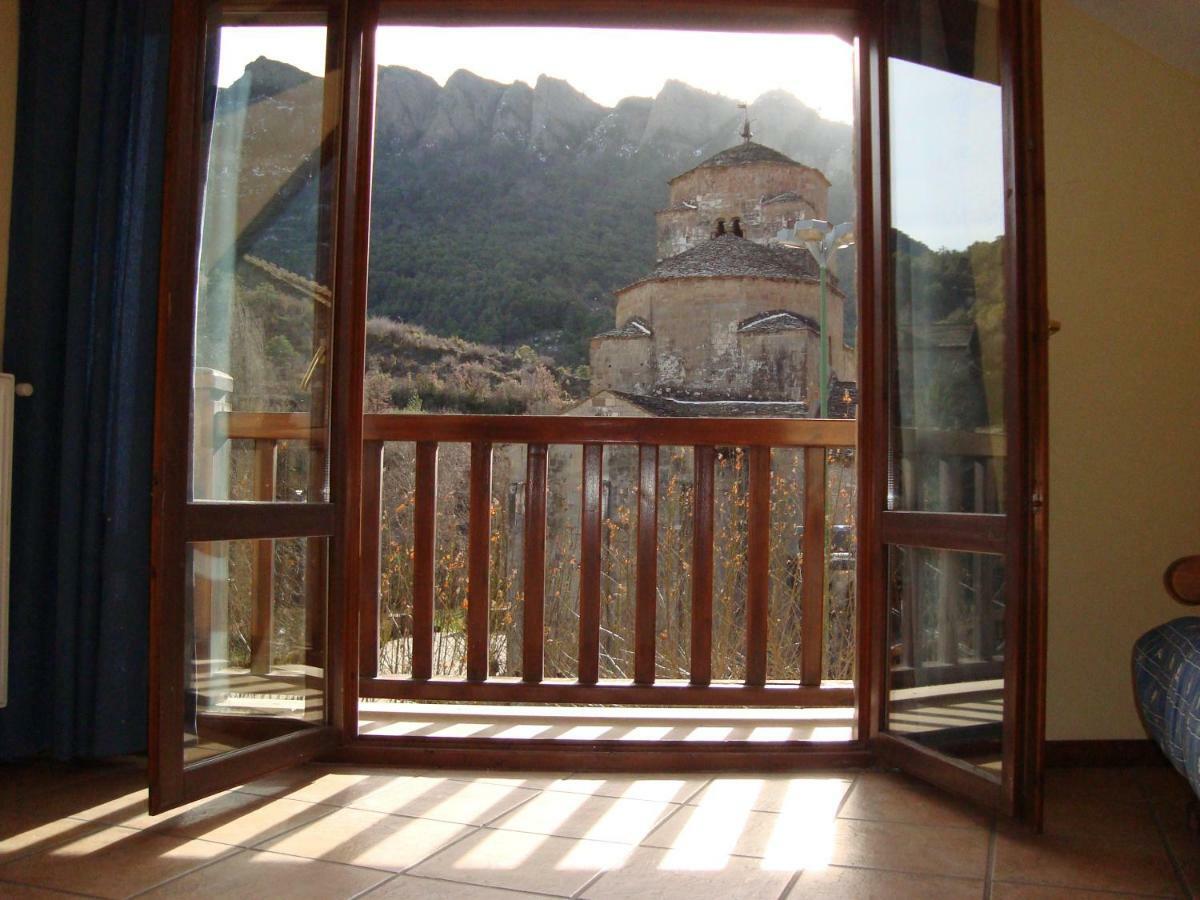 apartamentos turisticos san juan de la peña Santa Cruz De La Seros Bagian luar foto